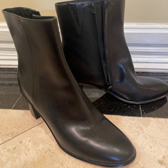 New Tory Burch stamped heel zip bootie - Picture 1 of 9